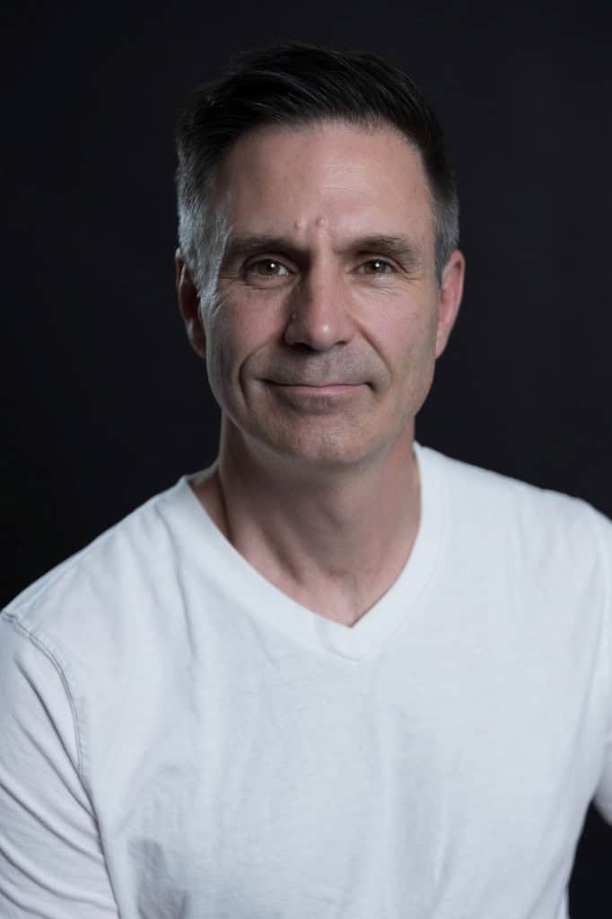 Portrait professionnel de Serge Lapointe, expert en ophtalmologie.